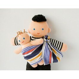Poupée papa porte notre enfant