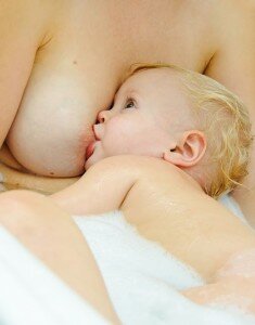 allaitement bambin baignoire