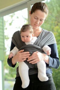 bébé porté face au monde en écharpe